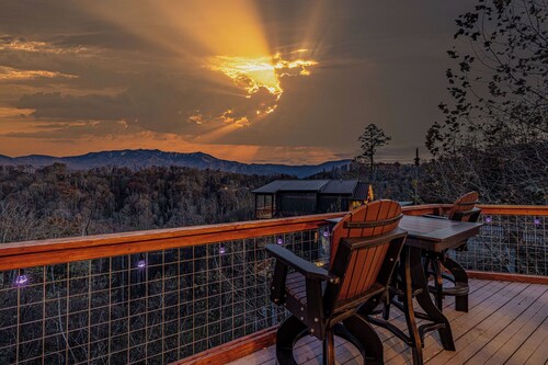 HUGE Mountain Views + Hot Tub + Fire Pit