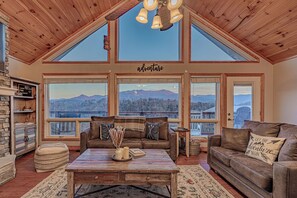 Smart-TV, peis og bøker