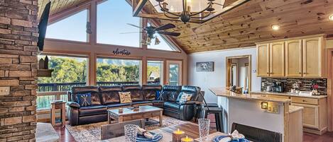 Una Smart TV, una chimenea, libros