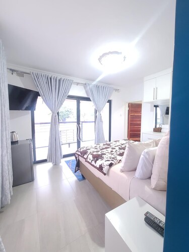 Luxurious 6 bed 6 Baths in Sunridge - 2299