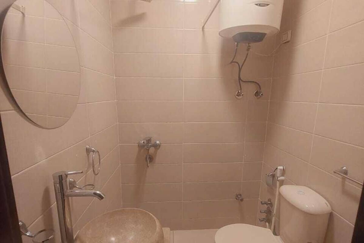 Slippers, soap, shampoo, toilet paper