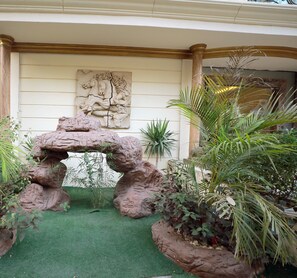 Front of property - Pearl pyramids Inn (Giza)