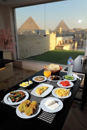 فطور كامل مجانًا يوميًا