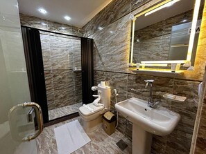 Slippers, soap, shampoo, toilet paper - Pearl pyramids Inn (Giza)