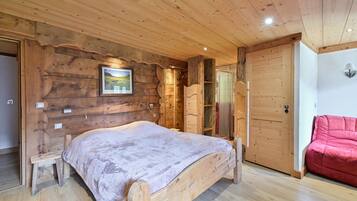 5 bedrooms, WiFi, bed sheets