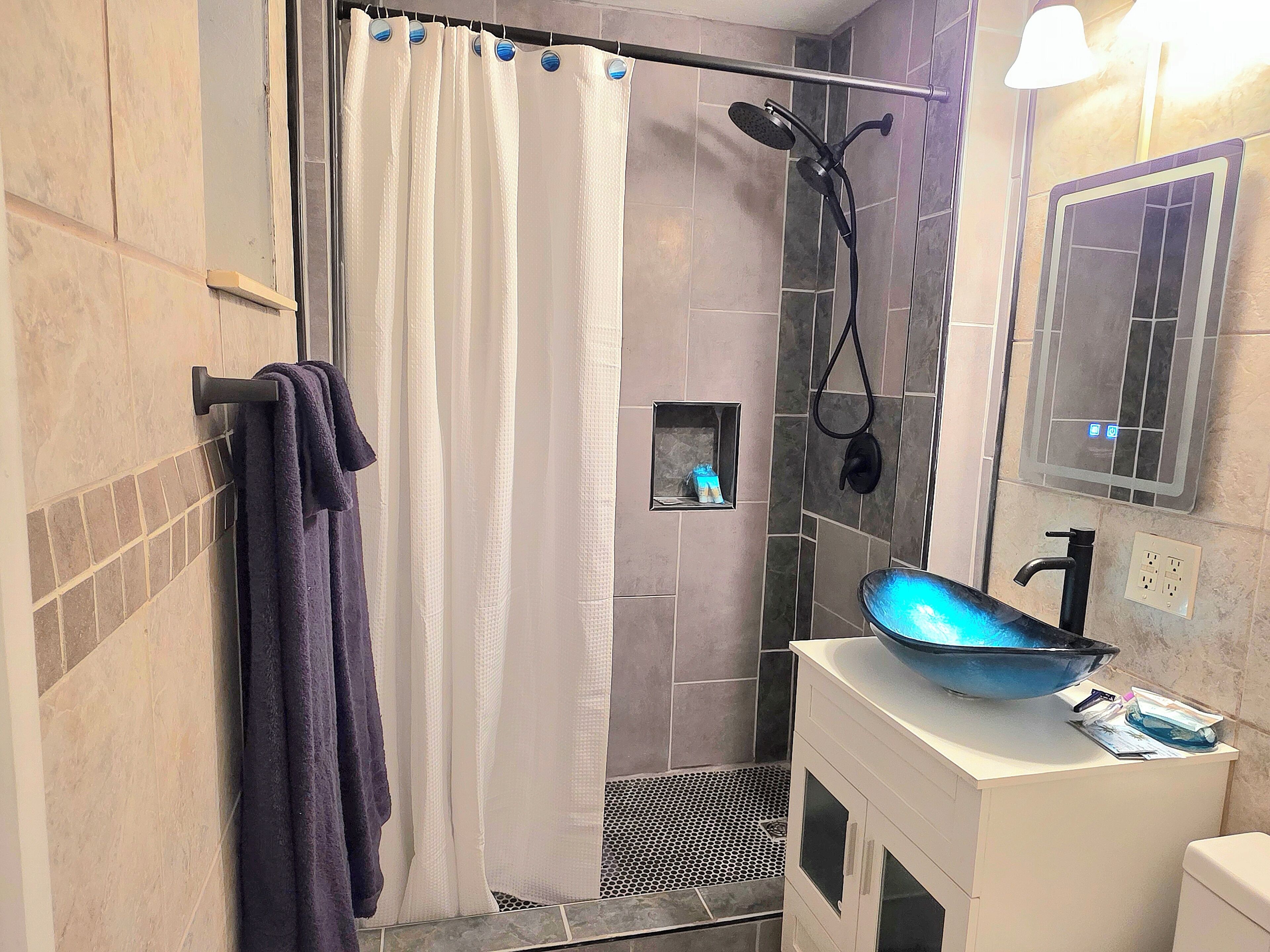 Dusche, Haartrockner, Handtücher, Seife