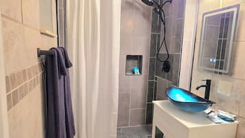 Dusche, Haartrockner, Handtücher, Seife