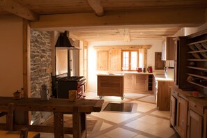 Mikrowelle, Wasserkocher mit Kaffee-/Teezubehör