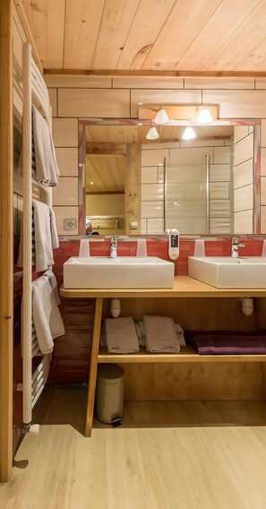 Shower, towels - Guest Room 5 - La Ferme d'Aurélie (Montvalezan)