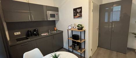 KĂŒhlschrank, Mikrowelle, Ofen, Herdplatte