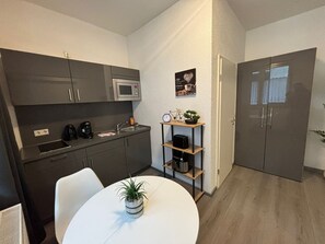 Frigorífico, microondas, horno y placa de cocina