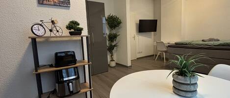 1 slaapkamer, een strijkplank/strijkijzer, wifi, beddengoed