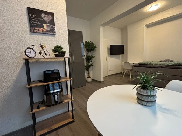 Tabla de planchar con plancha, wifi, ropa de cama