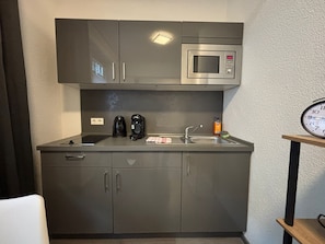 Frigorífico, microondas, horno y placa de cocina