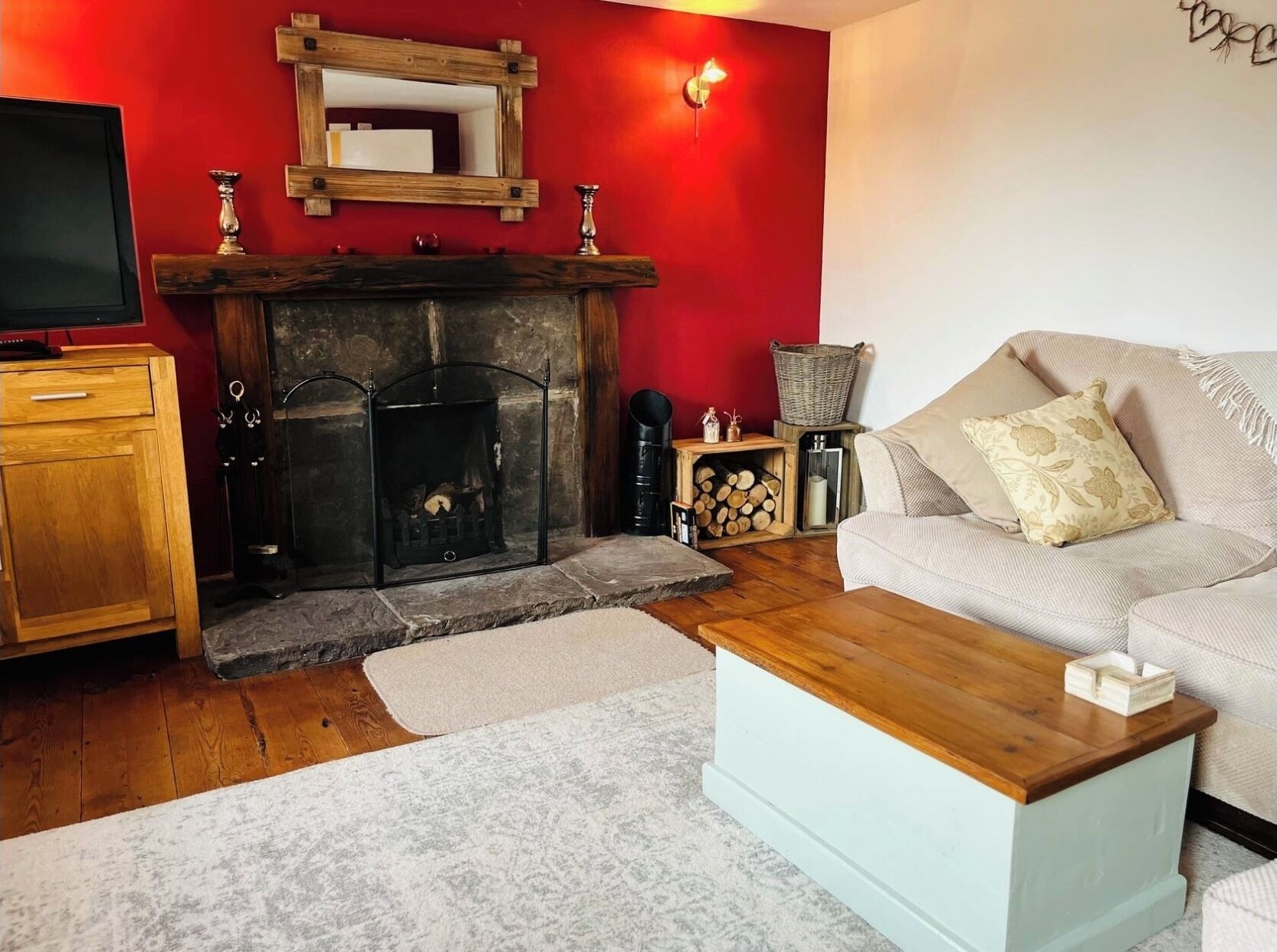 TV, fireplace