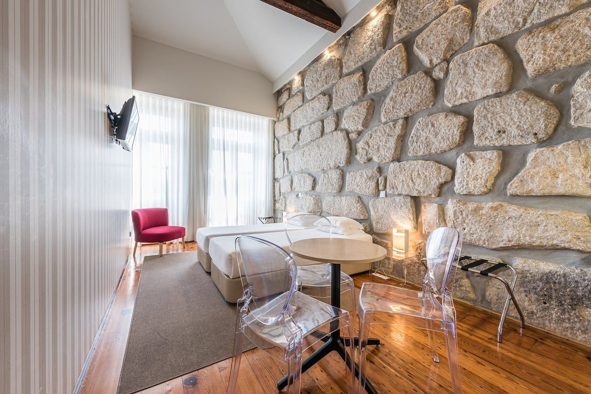 Studio (Standard Studio) | Living area | 60-cm flat-screen TV with cable channels