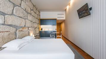 Studio (Superior Studio) | In-room safe, laptop workspace, blackout drapes, iron/ironing board