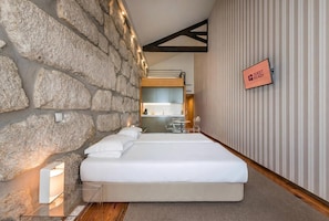 Studio (Standard Studio) | In-room safe, laptop workspace, blackout drapes, iron/ironing board