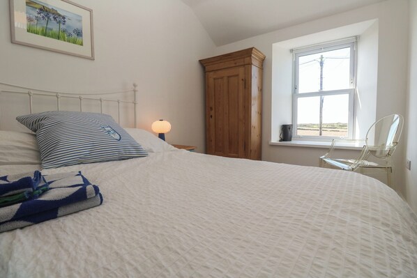 4 bedrooms, individually decorated, individually furnished, free WiFi - Sea Holly (Penzance)