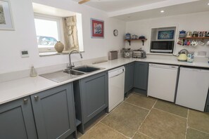 Dishwasher, cookware/dishes/utensils - Sea Holly (Penzance)