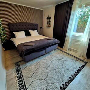 Comfort Double Room | Meja, ruang kerja komputer riba, Wi-fi percuma 
