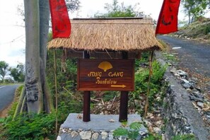 A wooden sign with a thatched roof, indicating a location named 'SONG CANG Bunlaw.' - Song Cang Bungalow (Bali)