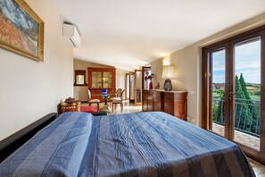 Tabla de planchar con plancha, wifi y ropa de cama 