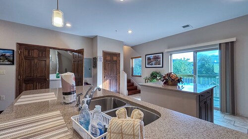 Cozy Luxury retreat - 1.3mi from Gatlinburg strip - private decks