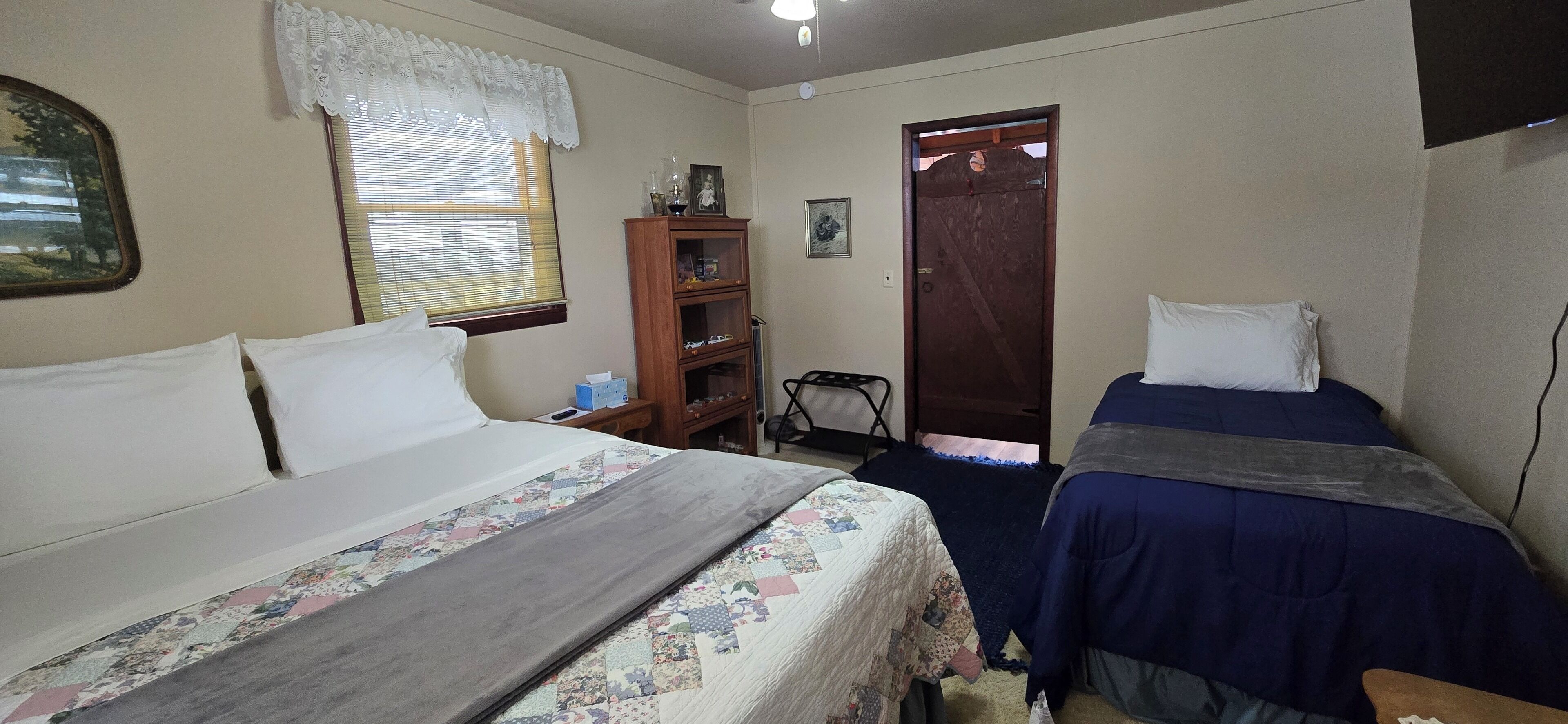 2 habitaciones, escritorio, tabla de planchar con plancha y wifi gratis 