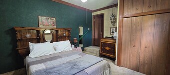 Charming rustic, family friendly farmhouse
near Detroit Lakes - 5 beds available