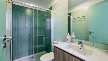 Departamento (Standard Room) | Baño | Regadera, amenidades de baño gratuitas, secadora de cabello, toallas