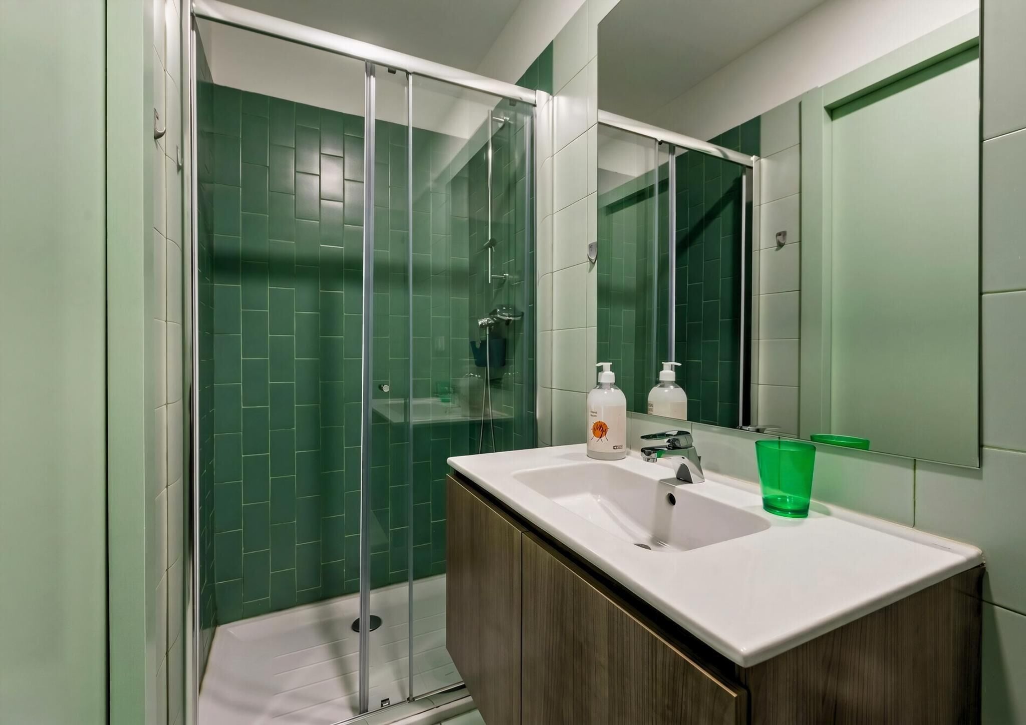 Huoneisto (Room with Balcony) | Yksilöllisesti sisustettu, yksilöllisesti kalustettu, työpöytä