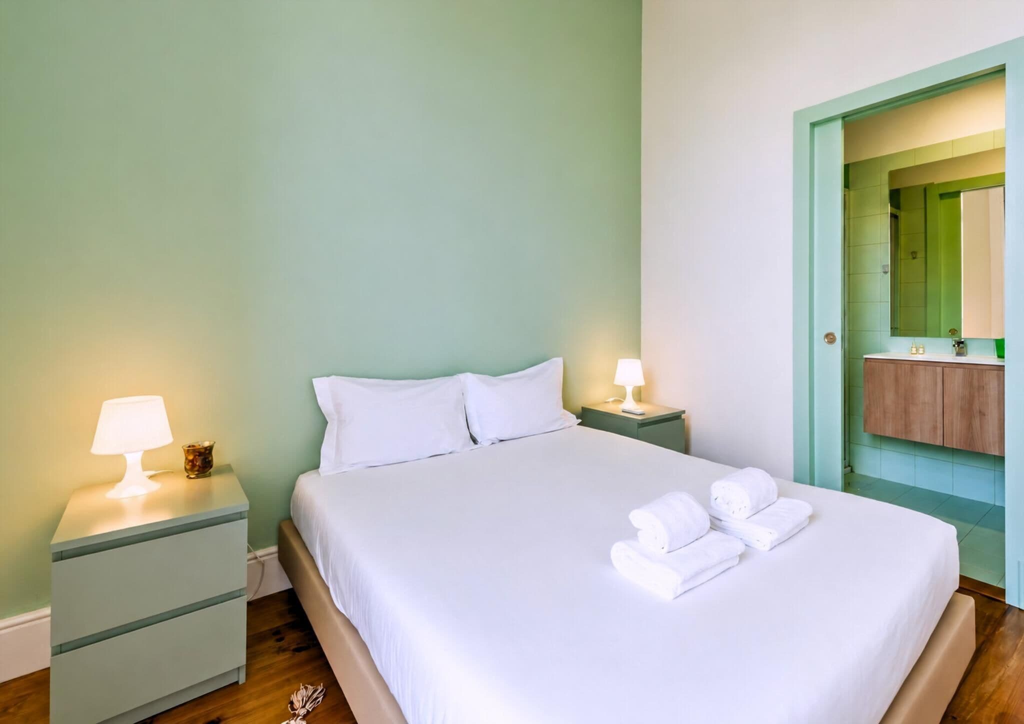 Departamento (Room with Balcony) | Decoración personalizada, muebles diferentes y escritorio 