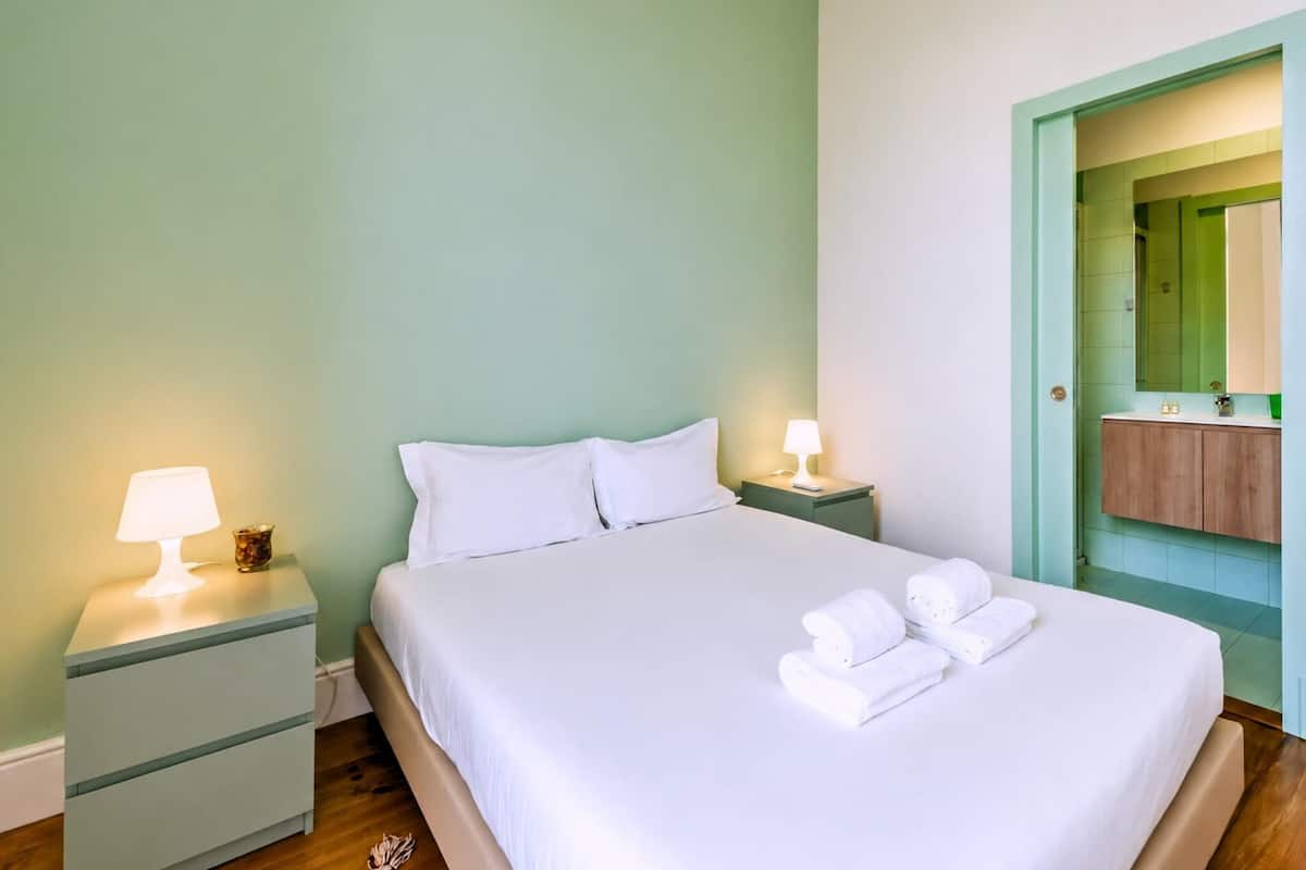 Huoneisto (Room with Balcony) | Yksilöllisesti sisustettu, yksilöllisesti kalustettu, työpöytä