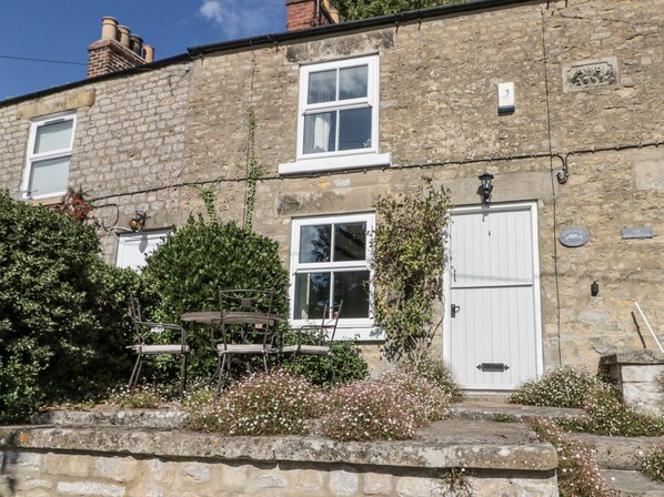Outdoor dining - Honeysuckle Cottage (York)