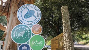 المنطقة المحيطة بالمنشأة