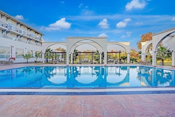 House | Pool - Sunday Resort & Spa Manesar Gurugram (Taoru)