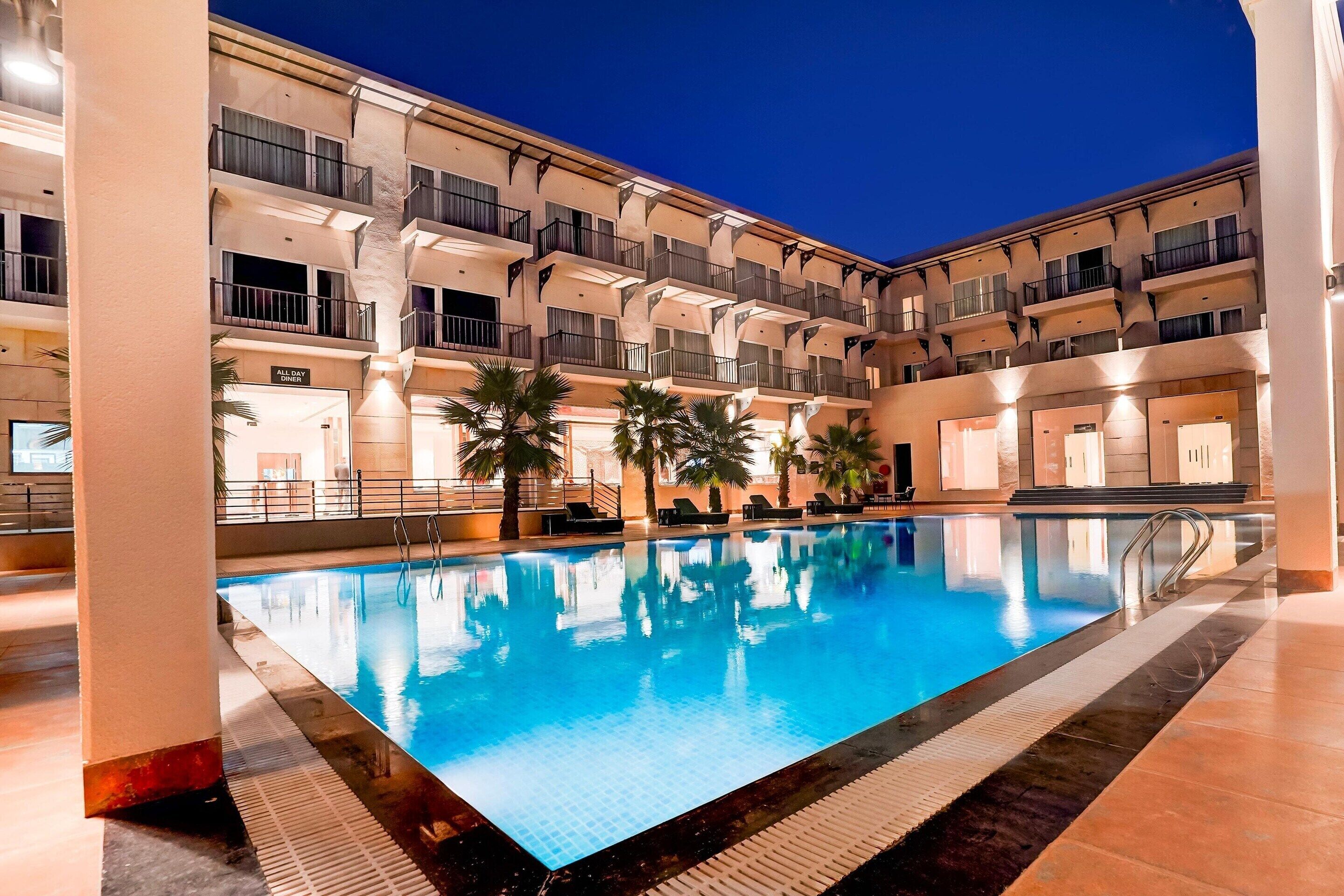 Una piscina al aire libre