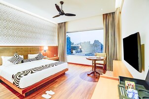 1 habitación y tabla de planchar con plancha 