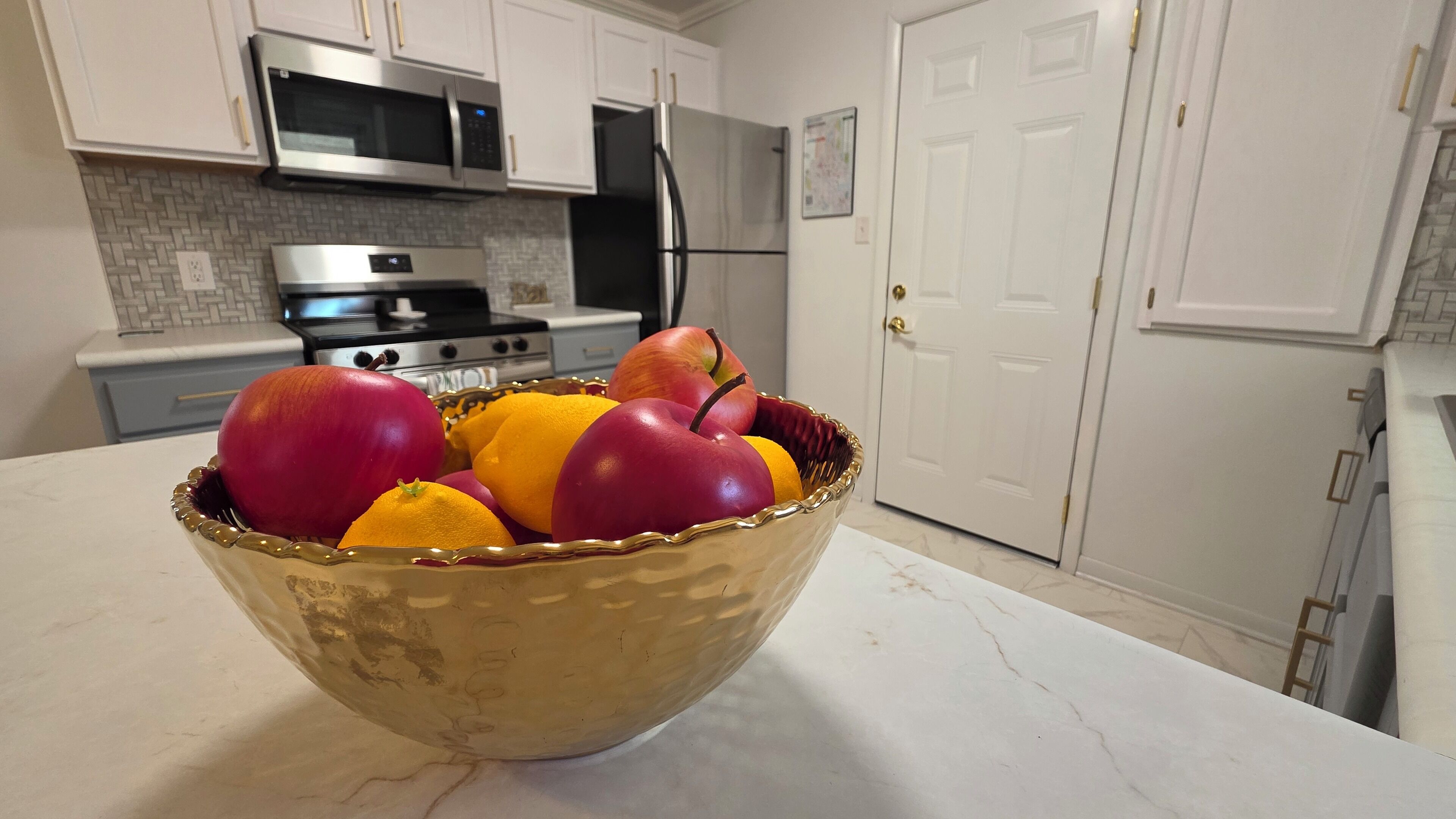 Geladeira, micro-ondas, fogão, cooktop