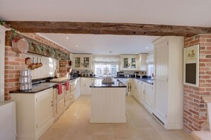 Lave-vaisselle, batterie de cuisine, vaisselle et ustensiles