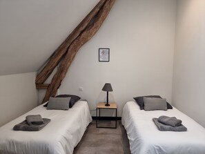 5 bedrooms, iron/ironing board, WiFi, bed sheets
