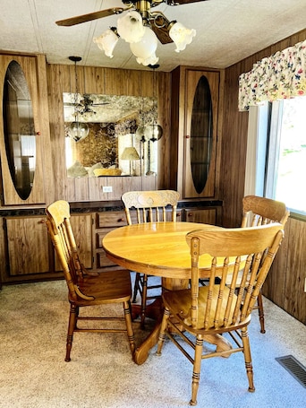 Dining. Retro Retreat