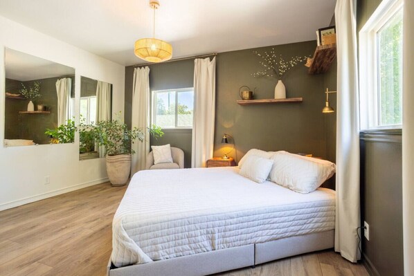 3 bedrooms, desk, iron/ironing board, free WiFi - The Treehouse - Walk to Chico State/Downtown/Enloe (Chico)