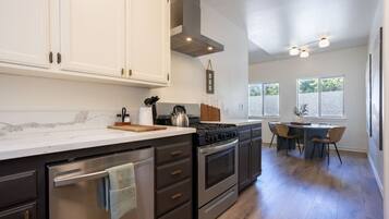 Fridge, oven, stovetop, dishwasher