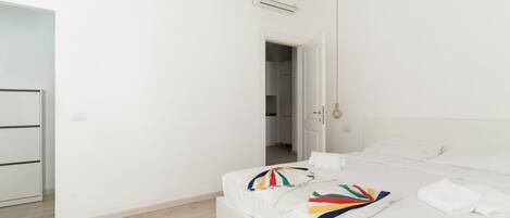 2 bedrooms, iron/ironing board, travel crib