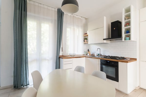 Réfrigérateur, four à micro-ondes, lave-vaisselle, grille-pain