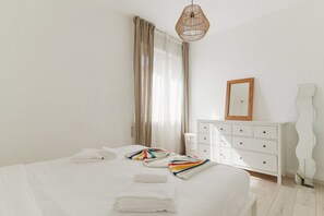 2 chambres, fer et planche à repasser, lit parapluie