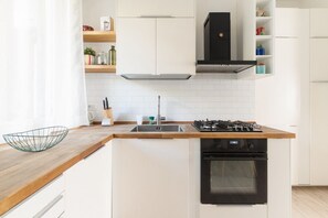 Réfrigérateur, four à micro-ondes, lave-vaisselle, grille-pain