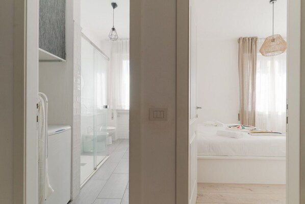 Regadera, bidet, toallas 